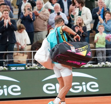 PARIS, FRANCE - 27 Mayıs 2024: Rafael Nadal, Fransa 'nın başkenti Paris' te oynanan 2024 Roland Garros 'ta Alman Alexander Zverev ile oynanan erkekler birinci tur karşılaşması sonrasında seyirciyi selamladı.