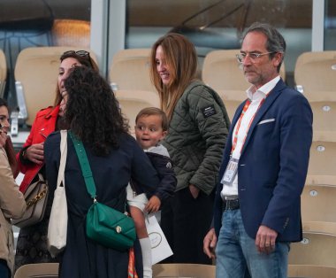 PARIS, FRANCE - 27 Mayıs 2024: Maria Francisca Perello, Rafael Nadal ve oğulları Rafael Junior Nadal 'ın eşi, 2024 Roland Garros' un Rafael Nadal ve Alexander Zverev arasında oynanan ilk tur maçı sonrasında Paris, Fransa