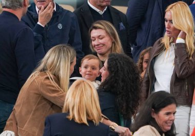 PARIS, FRANCE - 27 Mayıs 2024: Maria Francisca Perello, Rafael Nadal ve oğulları Rafael Junior Nadal 'ın eşi, 2024 Roland Garros' un Rafael Nadal ve Alexander Zverev arasında oynanan ilk tur maçı sonrasında Paris, Fransa