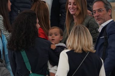 PARIS, FRANCE - 27 Mayıs 2024: Maria Francisca Perello, Rafael Nadal ve oğulları Rafael Junior Nadal 'ın eşi, 2024 Roland Garros' un Rafael Nadal ve Alexander Zverev arasında oynanan ilk tur maçı sonrasında Paris, Fransa