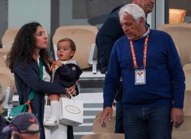 PARIS, FRANCE - 27 Mayıs 2024: Maria Francisca Perello, Rafael Nadal ve oğulları Rafael Junior Nadal 'ın eşi, 2024 Roland Garros' un Rafael Nadal ve Alexander Zverev arasında oynanan ilk tur maçı sonrasında Paris, Fransa