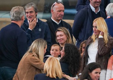 PARIS, FRANCE - 27 Mayıs 2024: Maria Francisca Perello, Rafael Nadal ve oğulları Rafael Junior Nadal 'ın eşi, 2024 Roland Garros' un Rafael Nadal ve Alexander Zverev arasında oynanan ilk tur maçı sonrasında Paris, Fransa