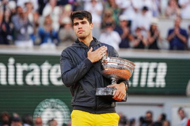 PARIS, FRANCE - 9 Haziran 2024 Roland Garros, Fransa 'nın başkenti Paris' teki Philippe Chatrier 'de Alman Alexander Zverev' e karşı oynanan final maçı sonrasında İspanya şampiyonu Carlos Alcaraz