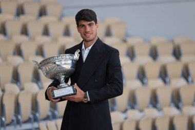 PARIS, FRANCE - 9 Haziran 2024 Roland Garros İspanya şampiyonu Carlos Alcaraz, Alman Alexander Zverev 'e karşı Fransa' nın başkenti Paris 'te oynanan Philippe Chatrier' de oynanan final maçı sonrasında kupa ile poz verdi.