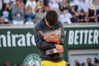 PARIS, FRANCE - 9 Haziran 2024 Roland Garros, Fransa 'nın başkenti Paris' teki Philippe Chatrier 'de Alman Alexander Zverev' e karşı oynanan final maçı sonrasında İspanya şampiyonu Carlos Alcaraz