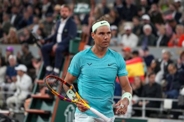 PARIS, FRANCE - 27 Mayıs 2024: İspanya Grand Slam şampiyonu Rafael Nadal, 2024 Roland Garros 'un Paris' teki Philippe Chatrier Sarayı 'nda Alexander Zverev' e karşı oynadığı ilk tur maçında