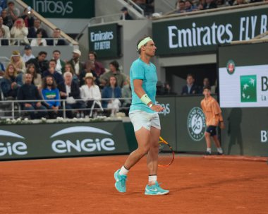 PARIS, FRANCE - 27 Mayıs 2024: İspanya Grand Slam şampiyonu Rafael Nadal, 2024 Roland Garros 'un Paris' teki Philippe Chatrier Sarayı 'nda Alexander Zverev' e karşı oynadığı ilk tur maçında