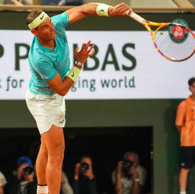 PARIS, FRANCE - 27 Mayıs 2024: İspanya Grand Slam şampiyonu Rafael Nadal, 2024 Roland Garros 'un Paris' teki Philippe Chatrier Sarayı 'nda Alexander Zverev' e karşı oynadığı ilk tur maçında