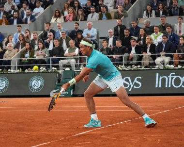 PARIS, FRANCE - 27 Mayıs 2024: İspanya Grand Slam şampiyonu Rafael Nadal, 2024 Roland Garros 'un Paris' teki Philippe Chatrier Sarayı 'nda Alexander Zverev' e karşı oynadığı ilk tur maçında
