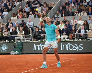PARIS, FRANCE - 27 Mayıs 2024: İspanya Grand Slam şampiyonu Rafael Nadal, 2024 Roland Garros 'un Paris' teki Philippe Chatrier Sarayı 'nda Alexander Zverev' e karşı oynadığı ilk tur maçında