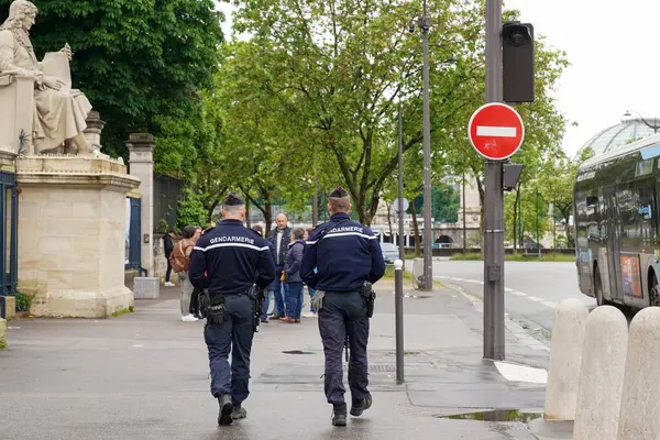 PARIS, FRANCE - 29 Mayıs 2024: Ulusal polis Paris 'te güvenlik sağlar. Ulusal Polis, ülkenin ana sivil polis teşkilatıdır.