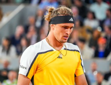 PARIS, FRANCE - 27 Mayıs 2024: Almanya 'dan Alexander Zverev 2024 Roland Garros' un Grand Slam şampiyonu Rafael Nadal ile Paris, Fransa 'daki Philippe Chatrier Sarayı' nda oynadığı ilk tur karşılaşmasında