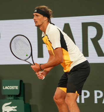 PARIS, FRANCE - 27 Mayıs 2024: Almanya 'dan Alexander Zverev 2024 Roland Garros' un Grand Slam şampiyonu Rafael Nadal ile Paris, Fransa 'daki Philippe Chatrier Sarayı' nda oynadığı ilk tur karşılaşmasında