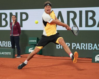 PARIS, FRANCE - 27 Mayıs 2024: Almanya 'dan Alexander Zverev 2024 Roland Garros' un Grand Slam şampiyonu Rafael Nadal ile Paris, Fransa 'daki Philippe Chatrier Sarayı' nda oynadığı ilk tur karşılaşmasında