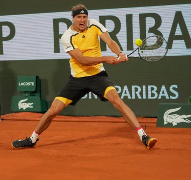 PARIS, FRANCE - 27 Mayıs 2024: Almanya 'dan Alexander Zverev 2024 Roland Garros' un Grand Slam şampiyonu Rafael Nadal ile Paris, Fransa 'daki Philippe Chatrier Sarayı' nda oynadığı ilk tur karşılaşmasında