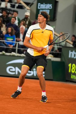PARIS, FRANCE - 27 Mayıs 2024: Almanya 'dan Alexander Zverev 2024 Roland Garros' un Grand Slam şampiyonu Rafael Nadal ile Paris, Fransa 'daki Philippe Chatrier Sarayı' nda oynadığı ilk tur karşılaşmasında