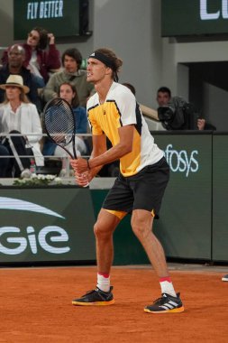 PARIS, FRANCE - 27 Mayıs 2024: Almanya 'dan Alexander Zverev 2024 Roland Garros' un Grand Slam şampiyonu Rafael Nadal ile Paris, Fransa 'daki Philippe Chatrier Sarayı' nda oynadığı ilk tur karşılaşmasında