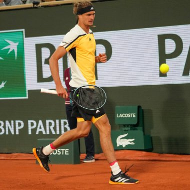 PARIS, FRANCE - 27 Mayıs 2024: Almanya 'dan Alexander Zverev 2024 Roland Garros' un Grand Slam şampiyonu Rafael Nadal ile Paris, Fransa 'daki Philippe Chatrier Sarayı' nda oynadığı ilk tur karşılaşmasında