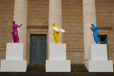 PARIS, FRANCE - 29 Mayıs 2024: Fransa 'nın başkenti Paris' teki Olimpiyat ruhunu kutlamak için Fransız Ulusal Meclisi 'nin merdivenlerine en ünlü Yunan heykelleri olan Milo Venüsü' nün kopyaları yerleştirildi.