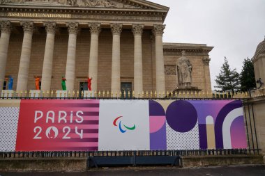 PARIS, FRANCE - 29 Mayıs 2024: Fransa 'nın başkenti Paris' teki Olimpiyat ruhunu kutlamak için Fransız Ulusal Meclisi 'nin merdivenlerine en ünlü Yunan heykelleri olan Milo Venüsü' nün kopyaları yerleştirildi.