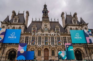PARIS, FRANCE - 31 Mayıs 2024: Olimpiyat Halkaları Paris, Fransa 'daki Paris Belediye Binası önünde görüldü