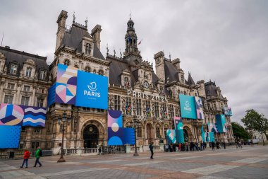 PARIS, FRANCE - 31 Mayıs 2024: Olimpiyat Halkaları Paris, Fransa 'daki Paris Belediye Binası önünde görüldü