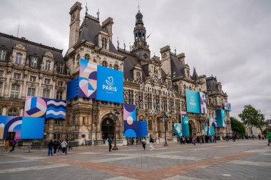 PARIS, FRANCE - 31 Mayıs 2024: Olimpiyat Halkaları Paris, Fransa 'daki Paris Belediye Binası önünde görüldü