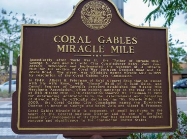 CORAL GABLES, FLORIDA - 18 Nisan 2024: Coral Gables Mucize Mil İşareti. Miracle Mile, Mercan Yolu 'nun 0.503 mil uzunluğunda ve şehrin ana caddesi.