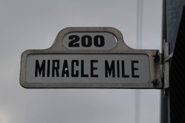 CORAL Gables, FLORIDA - 18 Nisan 2024: Coral Gables, Florida 'da Mucize Yol tabelası. Miracle Mile, Mercan Yolu 'nun 0.503 mil uzunluğunda ve şehrin ana caddesi.
