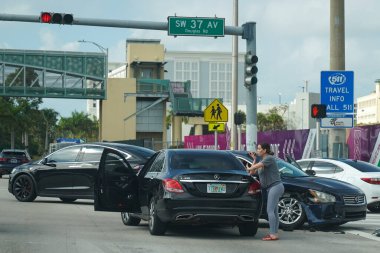 MIAMI, FLORIDA - 18 Nisan 2024: Douglas Rd ve SW 37. Cadde, Miami, Florida