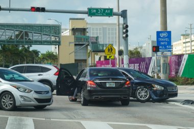 MIAMI, FLORIDA - 18 Nisan 2024: Douglas Rd ve SW 37. Cadde, Miami, Florida
