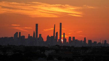 New York şehir silüeti panorama adlı günbatımı