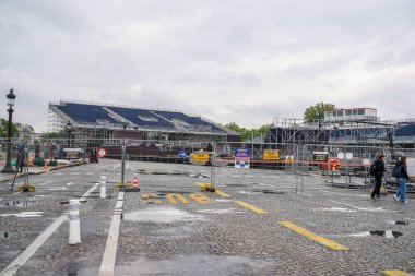 PARİS, FRANCE - 30 Mayıs 2024: Place de la Concorde, Fransa 'nın başkenti Paris' te yapılacak 2024 Paris Olimpiyat Oyunları 'na hazırlanan bir inşaat alanına benziyor.