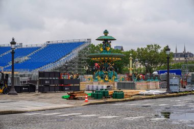 PARİS, FRANCE - 30 Mayıs 2024: Place de la Concorde, Fransa 'nın başkenti Paris' te yapılacak 2024 Paris Olimpiyat Oyunları 'na hazırlanan bir inşaat alanına benziyor.