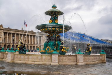 PARİS, FRANCE - 30 Mayıs 2024: Place de la Concorde, Fransa 'nın başkenti Paris' te yapılacak 2024 Paris Olimpiyat Oyunları 'na hazırlanan bir inşaat alanına benziyor.