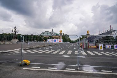PARIS, FRANCE - 30 Mayıs 2024: Pont Alexandre III, Fransa 'nın başkenti Paris' te yapılacak 2024 Paris Olimpiyat Oyunları 'na hazırlanan bir inşaat alanı gibi görünüyor.