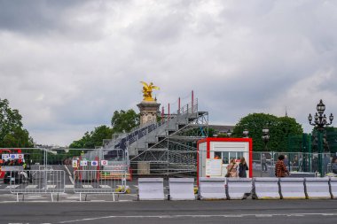 PARIS, FRANCE - 30 Mayıs 2024: Pont Alexandre III, Fransa 'nın başkenti Paris' te yapılacak 2024 Paris Olimpiyat Oyunları 'na hazırlanan bir inşaat alanı gibi görünüyor.