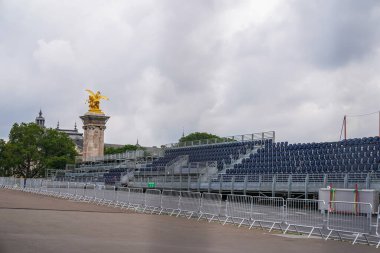 PARIS, FRANCE - 30 Mayıs 2024: Pont Alexandre III, Fransa 'nın başkenti Paris' te yapılacak 2024 Paris Olimpiyat Oyunları 'na hazırlanan bir inşaat alanı gibi görünüyor.