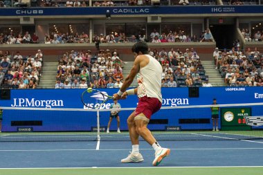 NEW YORK - 4 Eylül 2023: Grand Slam Şampiyonu Carlos Alcaraz, USTA Ulusal Tenis Merkezi 'ndeki Arthur Ashe Stadyumu' nda İtalyan Matteo Arnaldi 'ye karşı oynanan 2023 Amerika Açık Turu karşılaşmasında