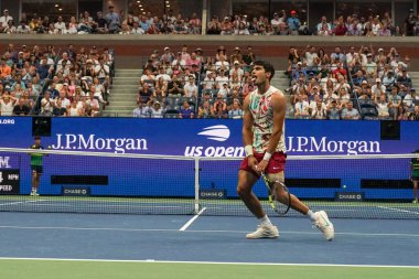 NEW YORK - 4 Eylül 2023: Grand Slam Şampiyonu Carlos Alcaraz, USTA Ulusal Tenis Merkezi 'ndeki Arthur Ashe Stadyumu' nda İtalyan Matteo Arnaldi 'ye karşı oynanan 2023 Amerika Açık Turu karşılaşmasında