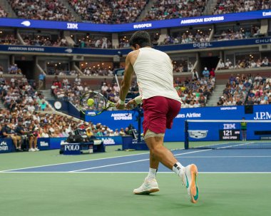 NEW YORK - 4 Eylül 2023: Grand Slam Şampiyonu Carlos Alcaraz, USTA Ulusal Tenis Merkezi 'ndeki Arthur Ashe Stadyumu' nda İtalyan Matteo Arnaldi 'ye karşı oynanan 2023 Amerika Açık Turu karşılaşmasında