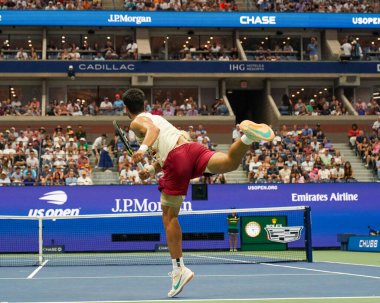 NEW YORK - 4 Eylül 2023: Grand Slam Şampiyonu Carlos Alcaraz, USTA Ulusal Tenis Merkezi 'ndeki Arthur Ashe Stadyumu' nda İtalyan Matteo Arnaldi 'ye karşı oynanan 2023 Amerika Açık Turu karşılaşmasında