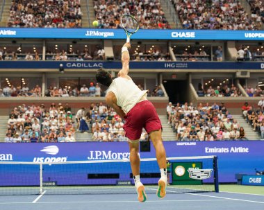 NEW YORK - 4 Eylül 2023: Grand Slam Şampiyonu Carlos Alcaraz, USTA Ulusal Tenis Merkezi 'ndeki Arthur Ashe Stadyumu' nda İtalyan Matteo Arnaldi 'ye karşı oynanan 2023 Amerika Açık Turu karşılaşmasında