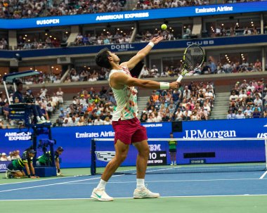 NEW YORK - 4 Eylül 2023: Grand Slam Şampiyonu Carlos Alcaraz, USTA Ulusal Tenis Merkezi 'ndeki Arthur Ashe Stadyumu' nda İtalyan Matteo Arnaldi 'ye karşı oynanan 2023 Amerika Açık Turu karşılaşmasında