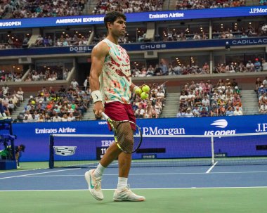 NEW YORK - 4 Eylül 2023: Grand Slam Şampiyonu Carlos Alcaraz, USTA Ulusal Tenis Merkezi 'ndeki Arthur Ashe Stadyumu' nda İtalyan Matteo Arnaldi 'ye karşı oynanan 2023 Amerika Açık Turu karşılaşmasında