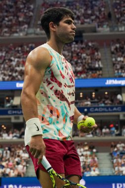 NEW YORK - 4 Eylül 2023: Grand Slam Şampiyonu Carlos Alcaraz, USTA Ulusal Tenis Merkezi 'ndeki Arthur Ashe Stadyumu' nda İtalyan Matteo Arnaldi 'ye karşı oynanan 2023 Amerika Açık Turu karşılaşmasında