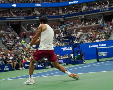 NEW YORK - 4 Eylül 2023: Grand Slam Şampiyonu Carlos Alcaraz, USTA Ulusal Tenis Merkezi 'ndeki Arthur Ashe Stadyumu' nda İtalyan Matteo Arnaldi 'ye karşı oynanan 2023 Amerika Açık Turu karşılaşmasında