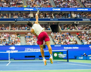 NEW YORK - 4 Eylül 2023: Grand Slam Şampiyonu Carlos Alcaraz, USTA Ulusal Tenis Merkezi 'ndeki Arthur Ashe Stadyumu' nda İtalyan Matteo Arnaldi 'ye karşı oynanan 2023 Amerika Açık Turu karşılaşmasında