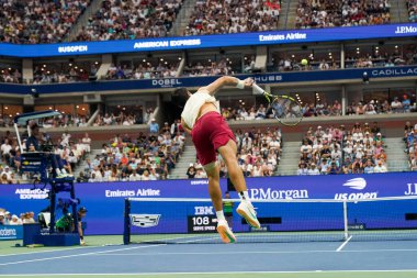 NEW YORK - 4 Eylül 2023: Grand Slam Şampiyonu Carlos Alcaraz, USTA Ulusal Tenis Merkezi 'ndeki Arthur Ashe Stadyumu' nda İtalyan Matteo Arnaldi 'ye karşı oynanan 2023 Amerika Açık Turu karşılaşmasında
