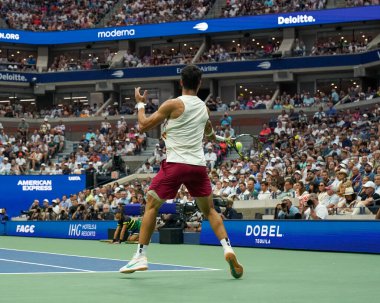 NEW YORK - 4 Eylül 2023: Grand Slam Şampiyonu Carlos Alcaraz, USTA Ulusal Tenis Merkezi 'ndeki Arthur Ashe Stadyumu' nda İtalyan Matteo Arnaldi 'ye karşı oynanan 2023 Amerika Açık Turu karşılaşmasında